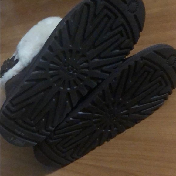 NEVER WORN- UGG short boot - Picture 3 of 3